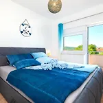 Villa Blue Swan - - - Netflix