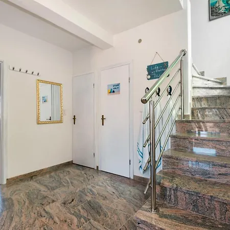 Willa Blue Swan - - - Netflix