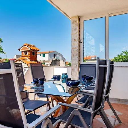 Вилла Blue Swan - - - Netflix