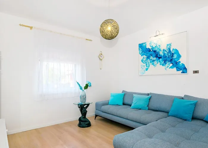 Blue Swan - - - Netflix Villa *